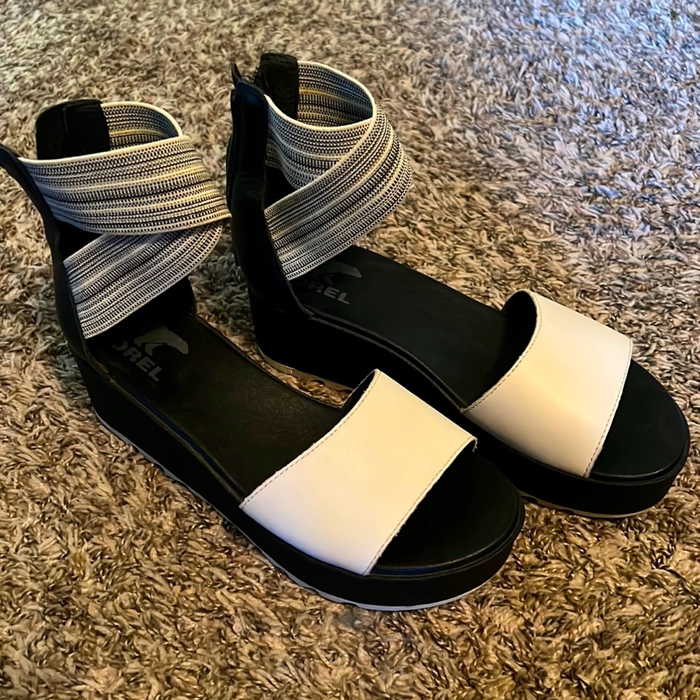 White and Black Sorel Chunky Strappy Size 8.5 Womens Heels